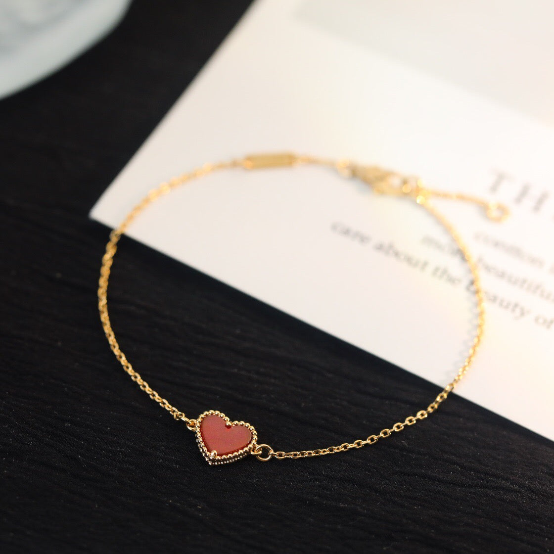 HEART-SHAPED  CARNELIAN SINGLE FLOWER BRACELET