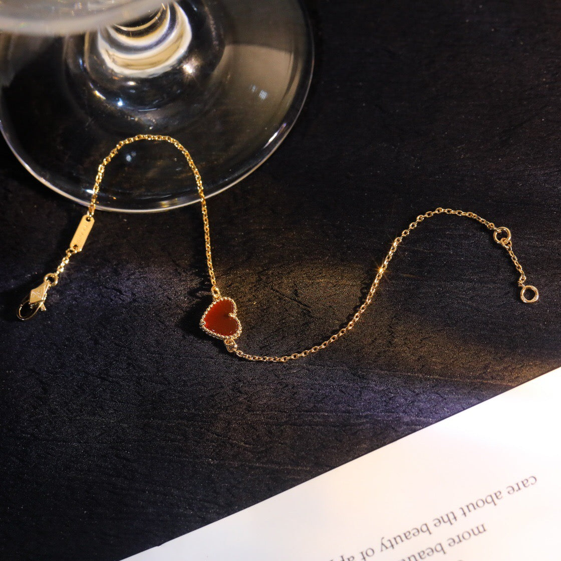HEART-SHAPED  CARNELIAN SINGLE FLOWER BRACELET
