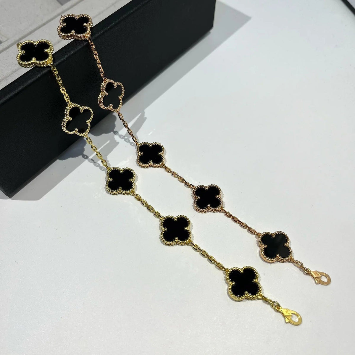 New CLOVER 5 MOTIF ONYXS BRACELET COLLECTION