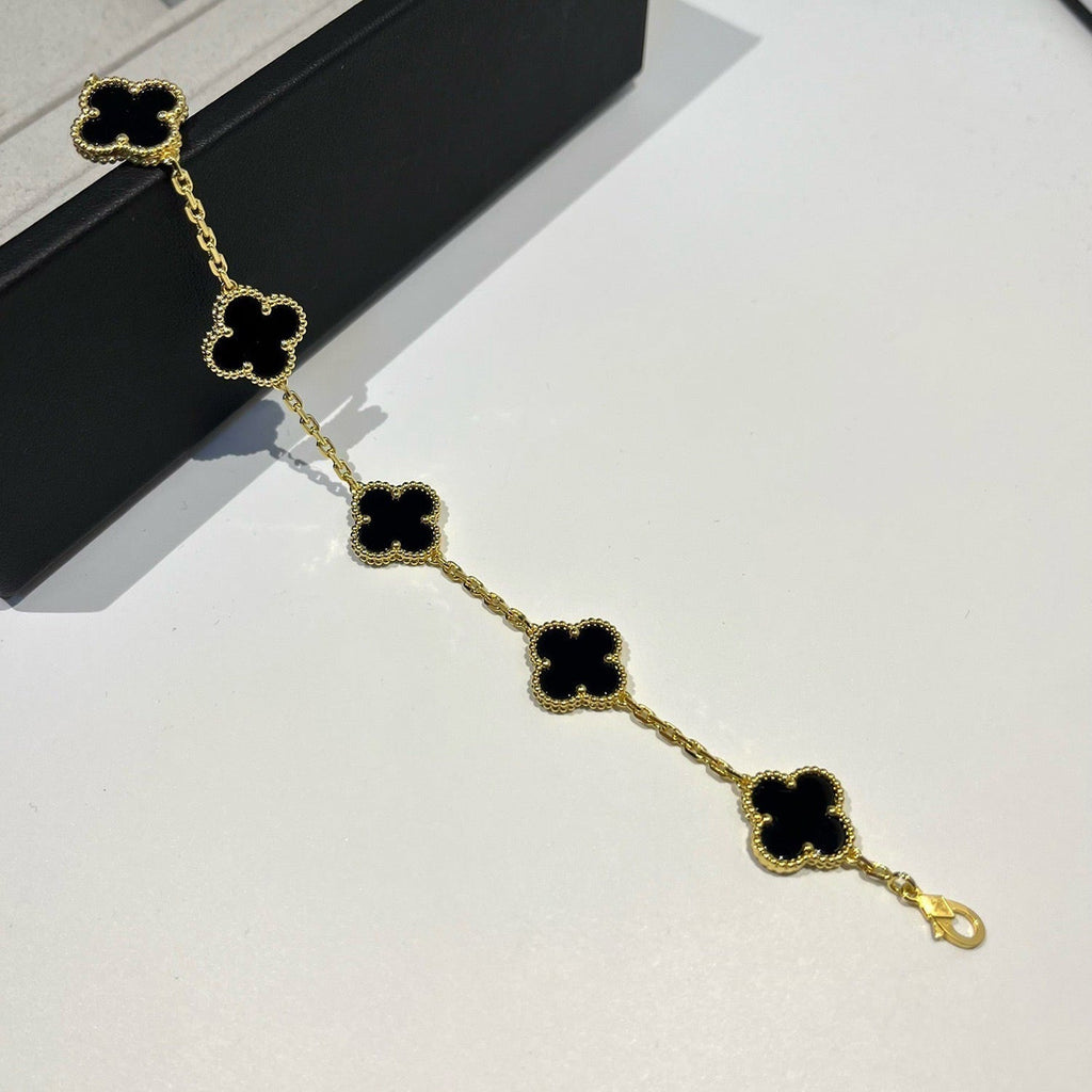 New CLOVER 5 MOTIF ONYXS BRACELET COLLECTION