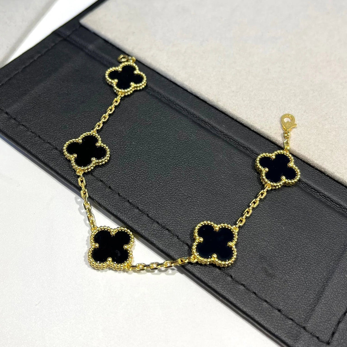 New CLOVER 5 MOTIF ONYXS BRACELET COLLECTION
