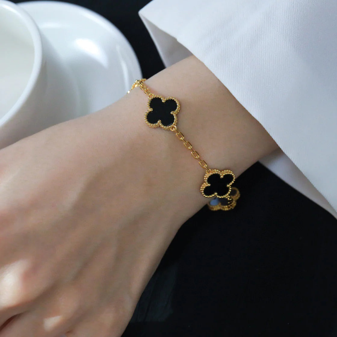 New CLOVER 5 MOTIF ONYXS BRACELET COLLECTION