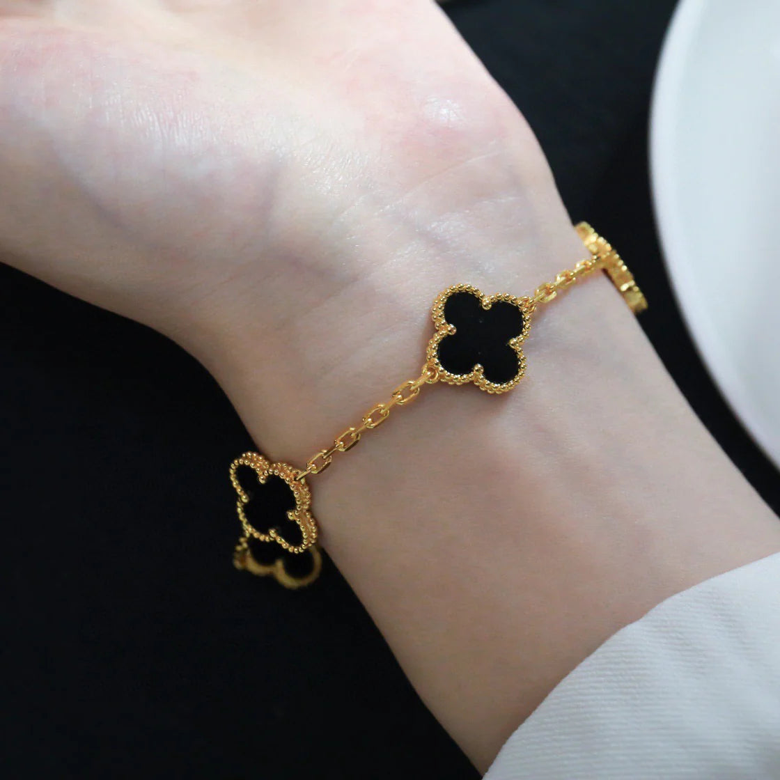 New CLOVER 5 MOTIF ONYXS BRACELET COLLECTION