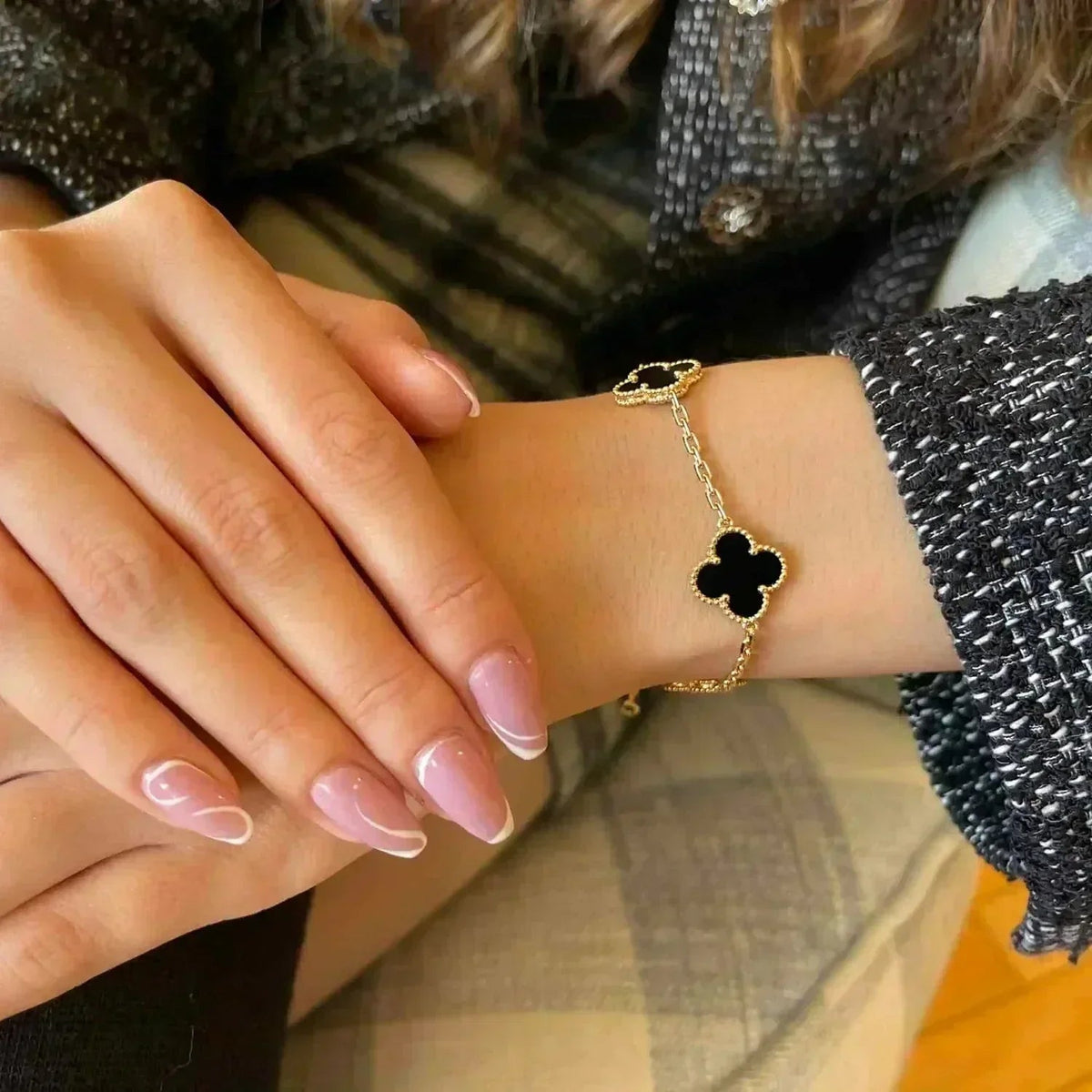 New CLOVER 5 MOTIF ONYXS BRACELET COLLECTION