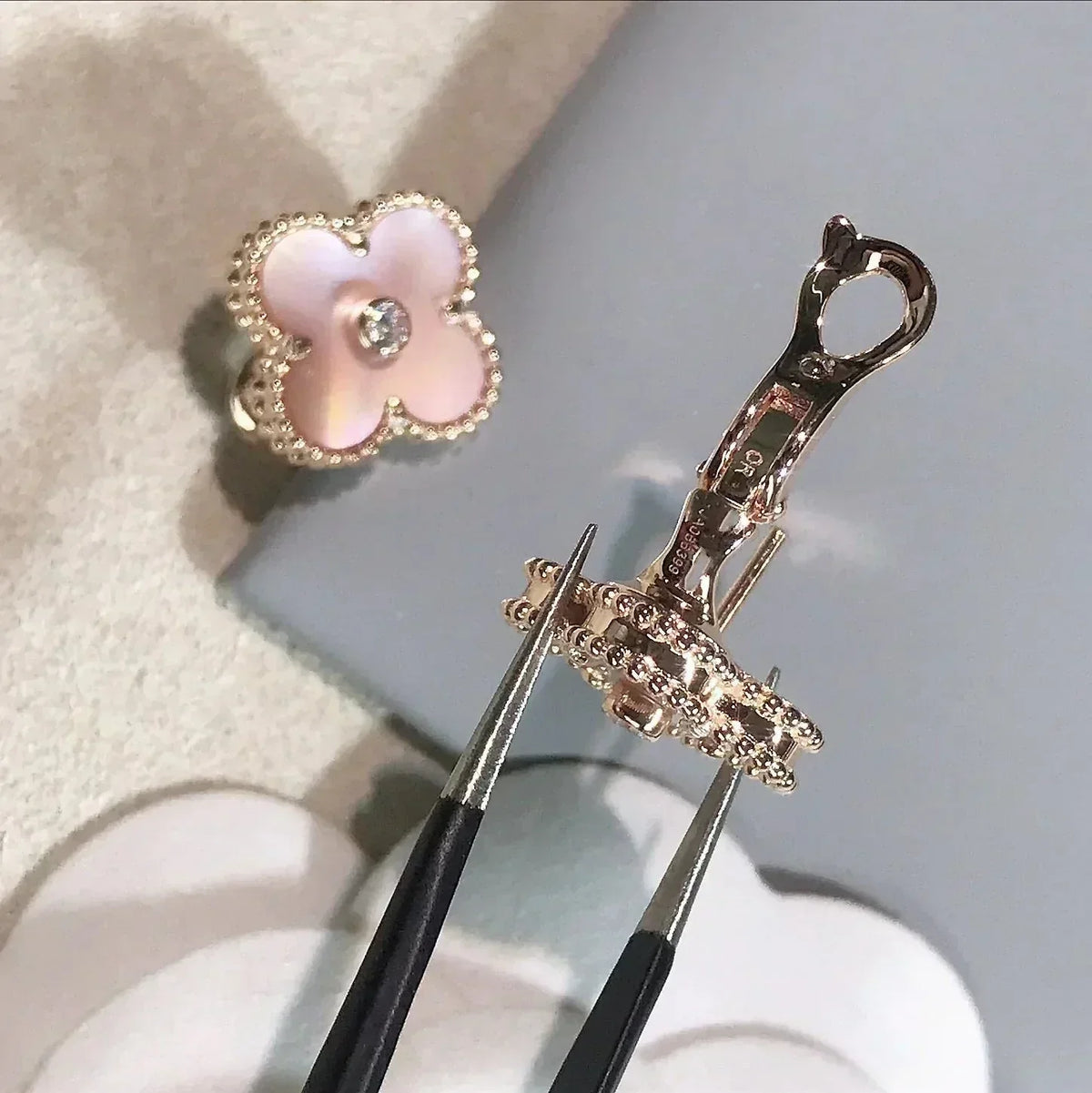 CLOVER MEDIUM 1 MOTIFS  PINK MOP DIAMOND EARRINGS