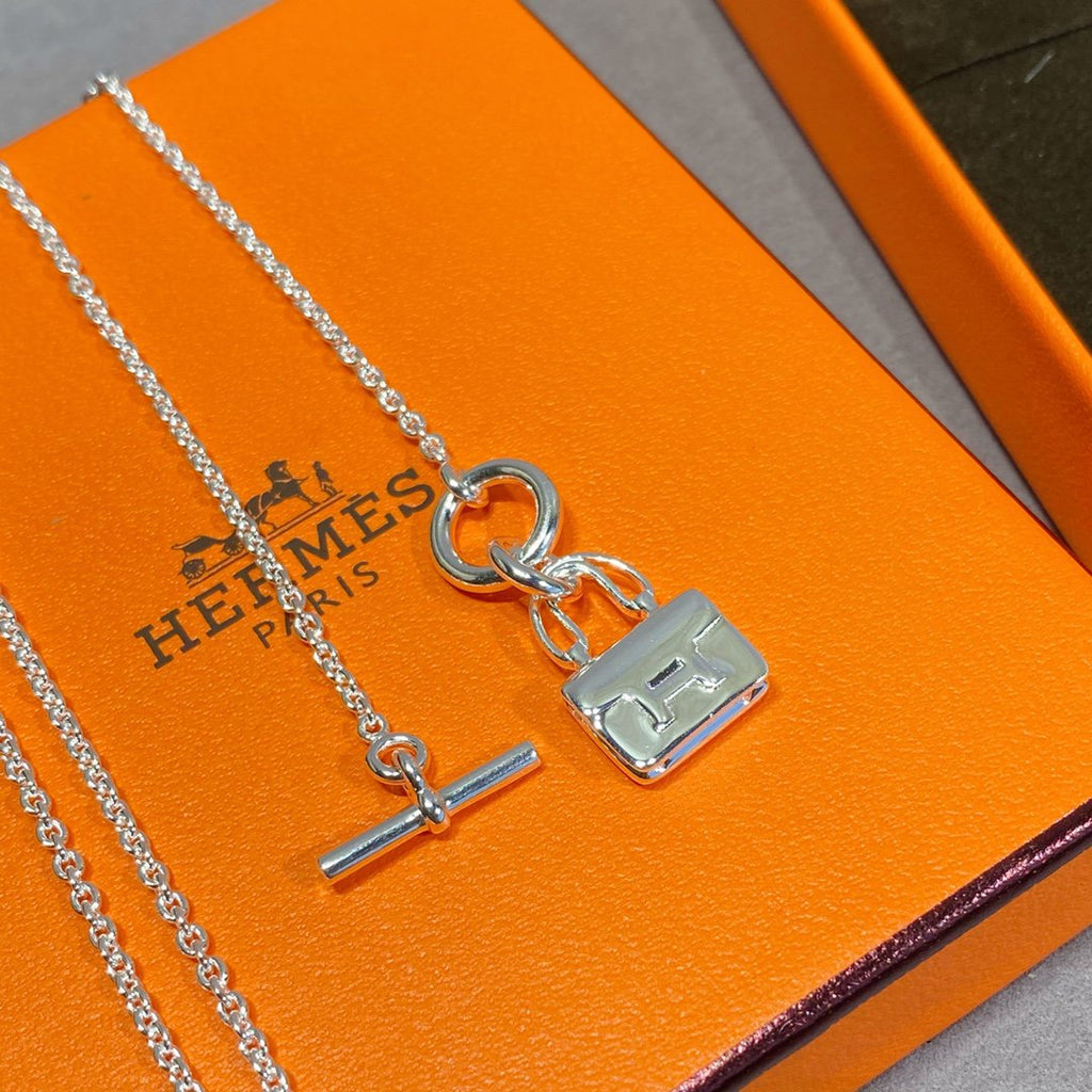 CONSTANCE PEDANT SILVER NECKLACE