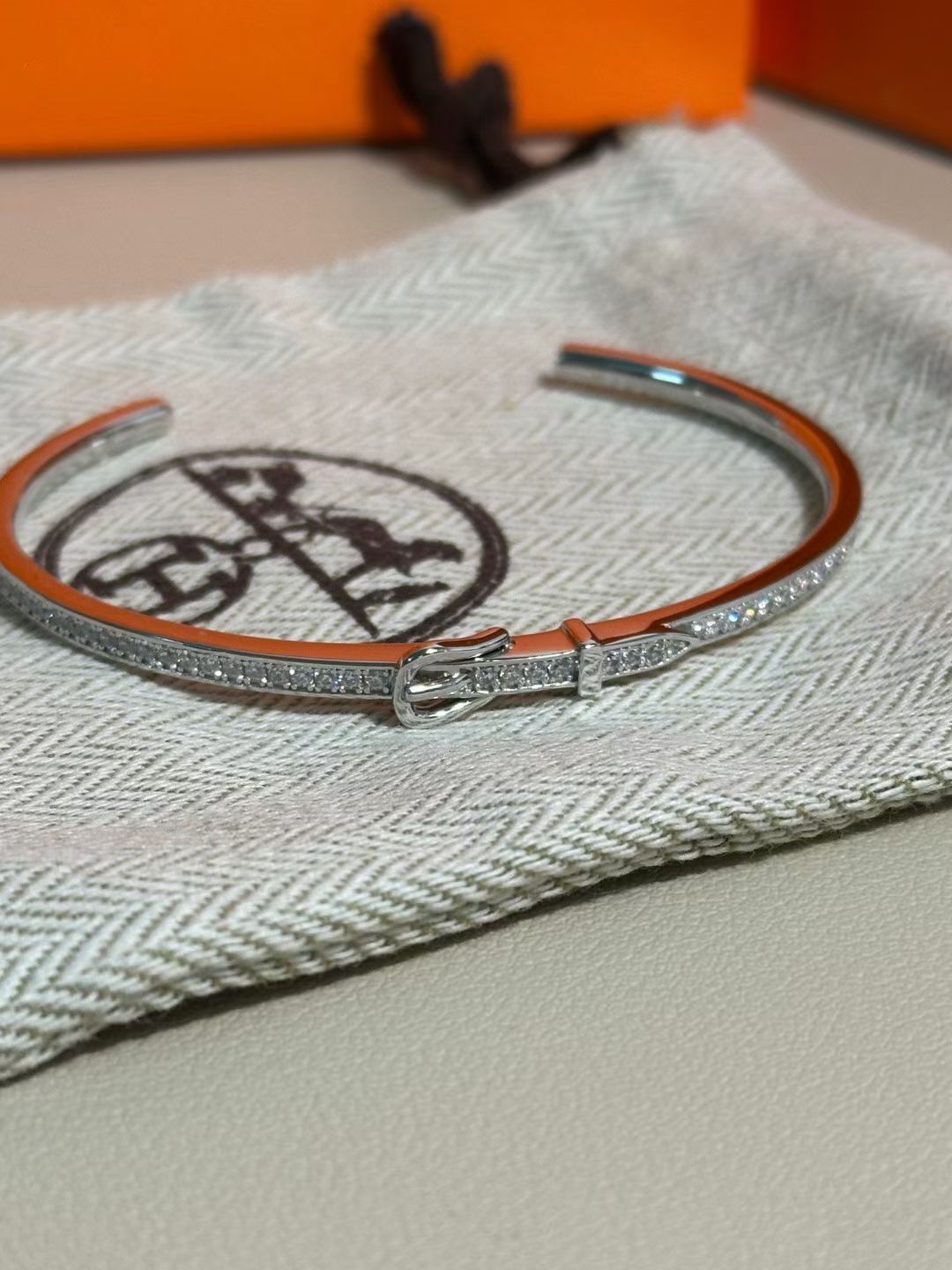 DIAMOND-ENCRUSTED BRACELET THREE COLORS