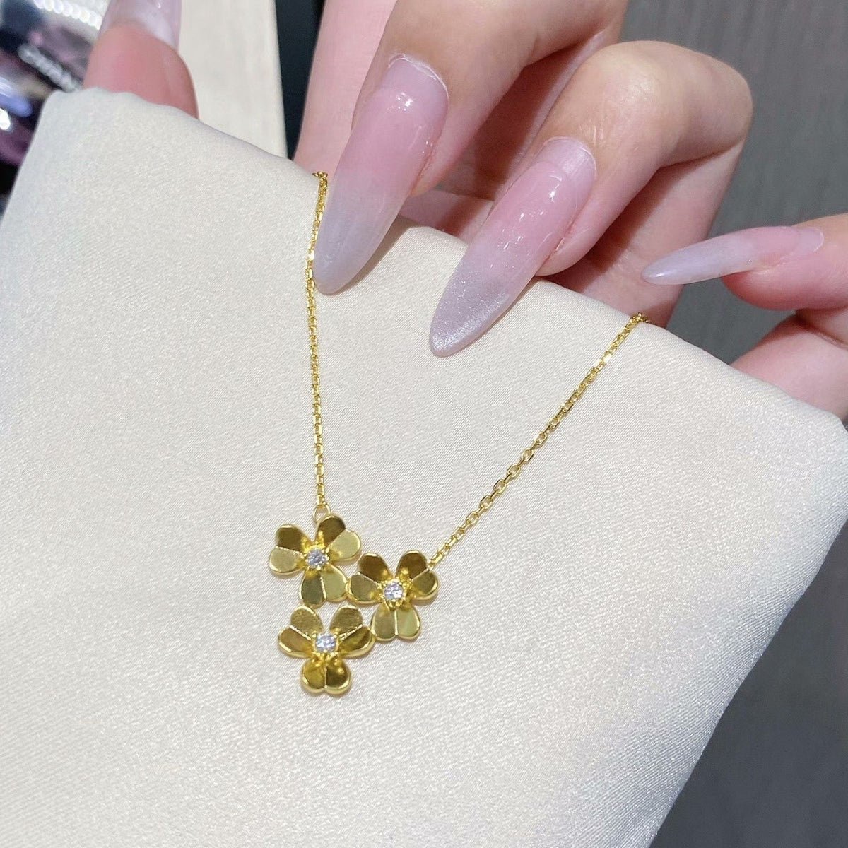 FRIVOLE ROSE GOLD FLOWER DIAMOND NECKLACE