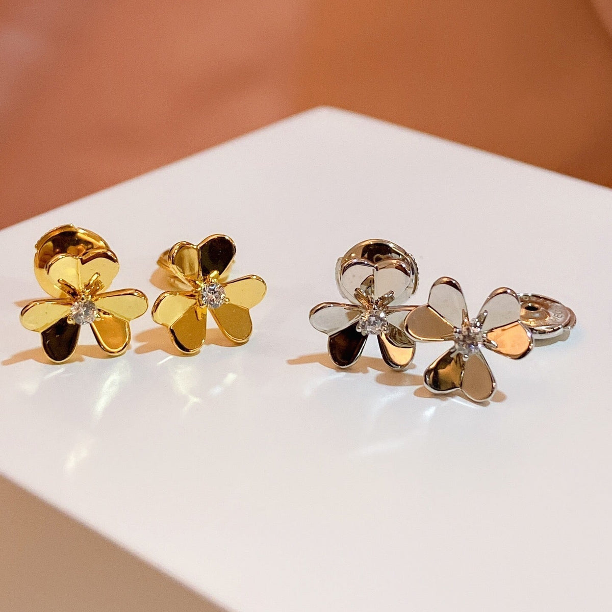 FRIVOLE MINI FLOWER EARRINGS