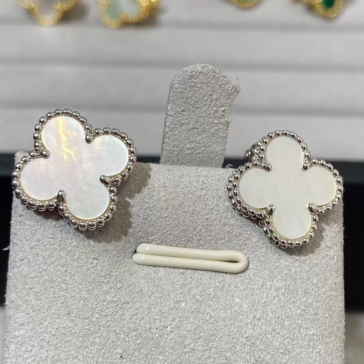 CLOVER LARGE (20mm) 1 MOTIFS WHITE MOP STUD EARRINGS