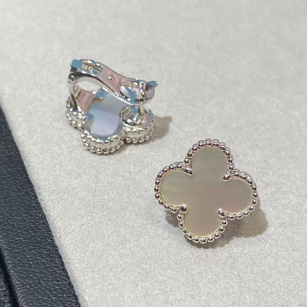 CLOVER LARGE (20mm) 1 MOTIFS WHITE MOP STUD EARRINGS