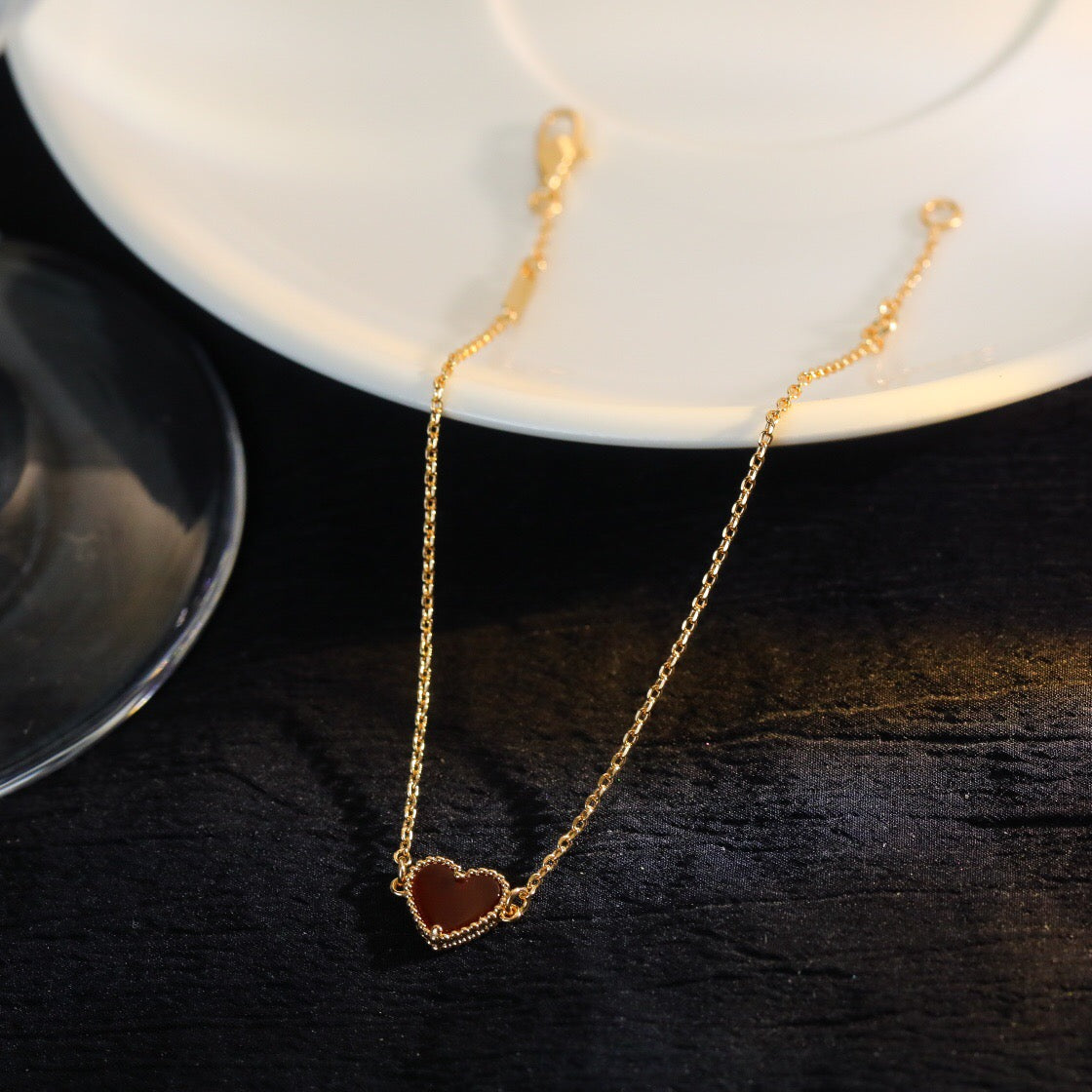 HEART-SHAPED  CARNELIAN SINGLE FLOWER BRACELET