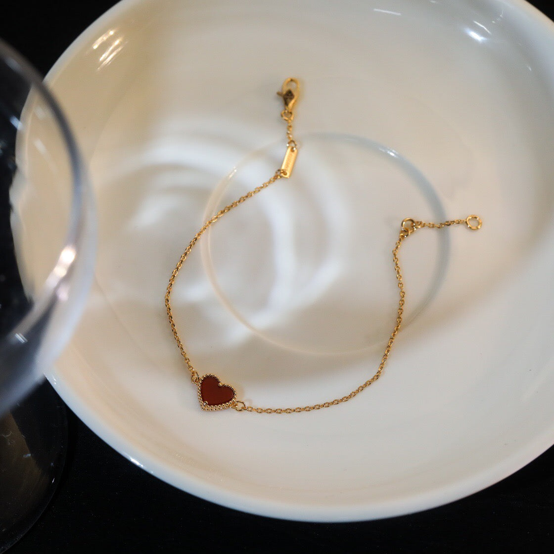 HEART-SHAPED  CARNELIAN SINGLE FLOWER BRACELET