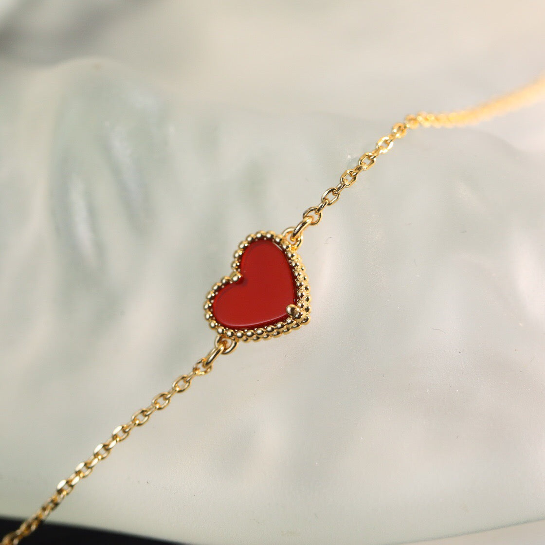 HEART-SHAPED  CARNELIAN SINGLE FLOWER BRACELET