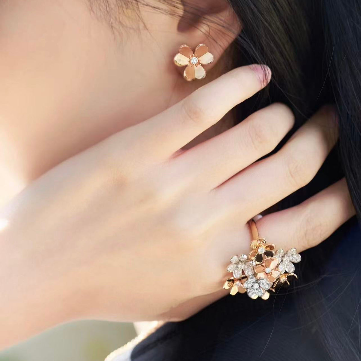 FRIVOLE MINI FLOWER EARRINGS