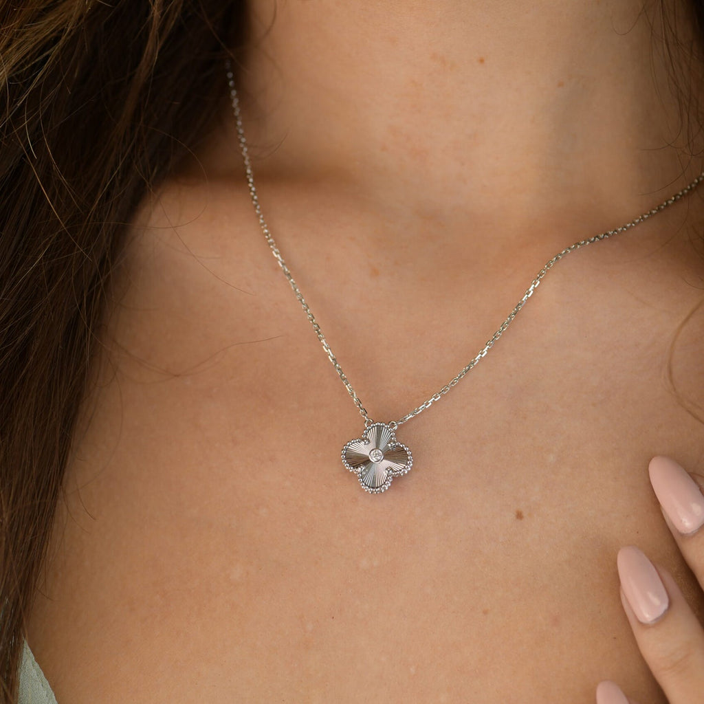 CLOVER  15MM DIAMOND LASER NECKLACE SILVER