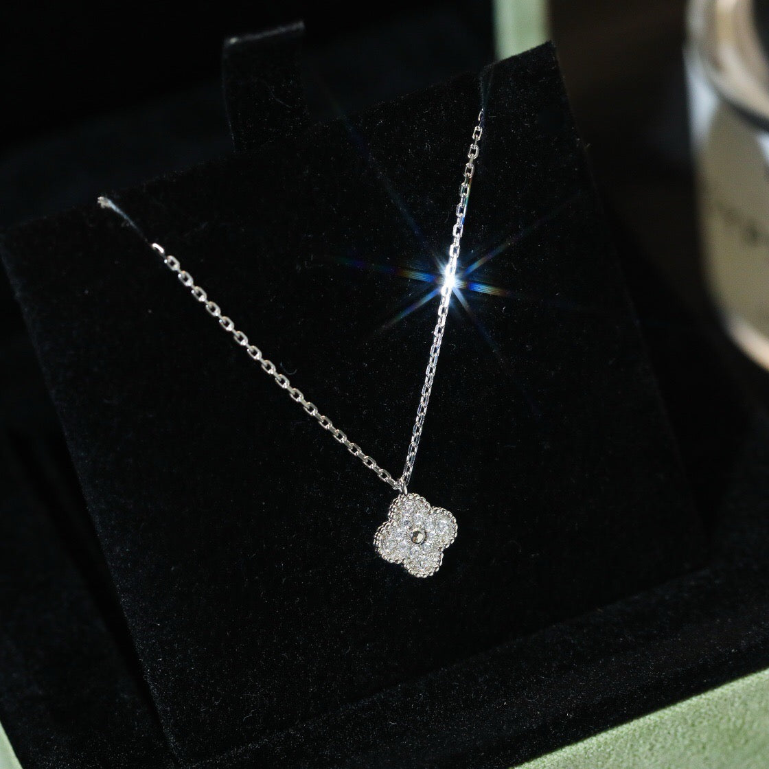 CLOVER MINI 9.5MM PENDANT DIAMOND NECKLACE