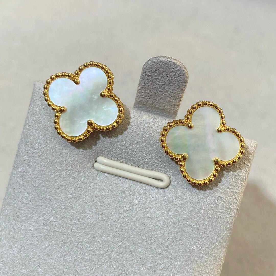 CLOVER LARGE (20mm) 1 MOTIFS WHITE MOP STUD EARRINGS