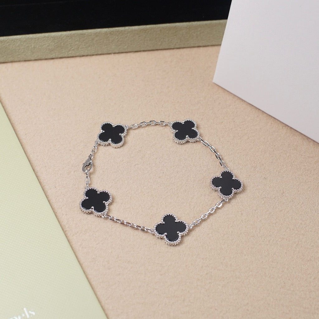 New CLOVER 5 MOTIF ONYXS BRACELET COLLECTION