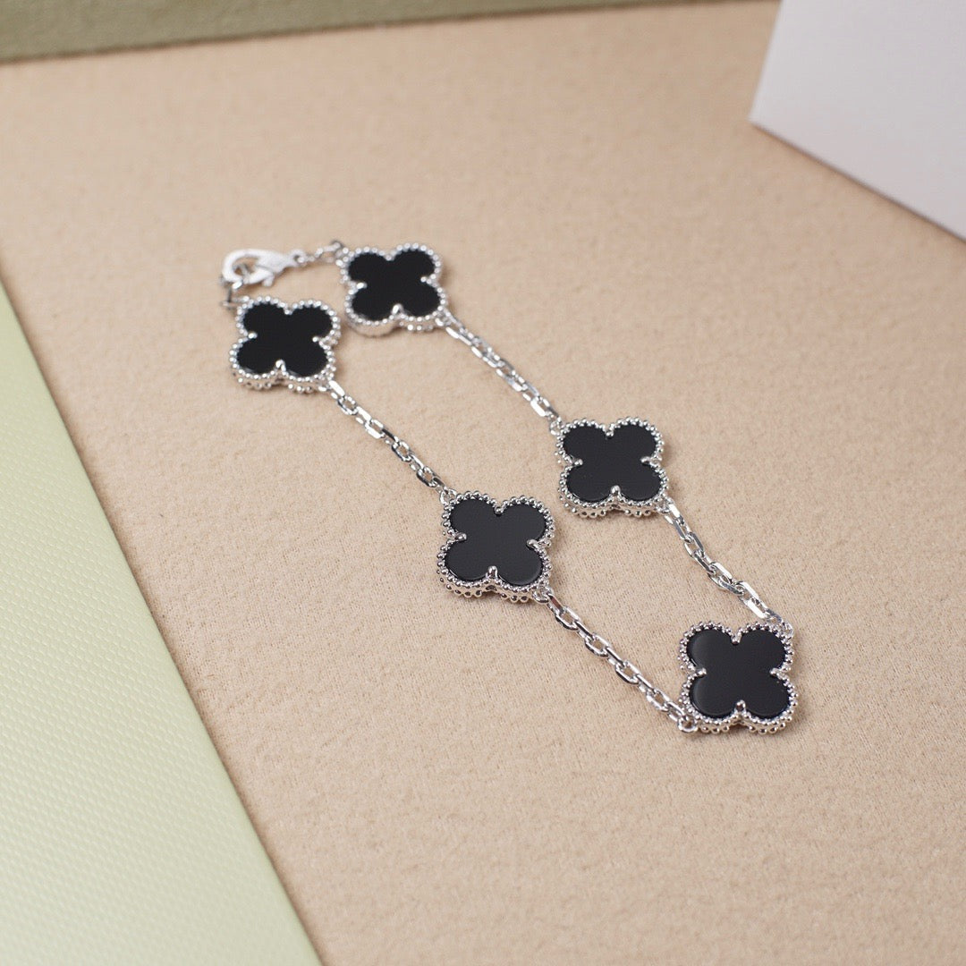 New CLOVER 5 MOTIF ONYXS BRACELET COLLECTION