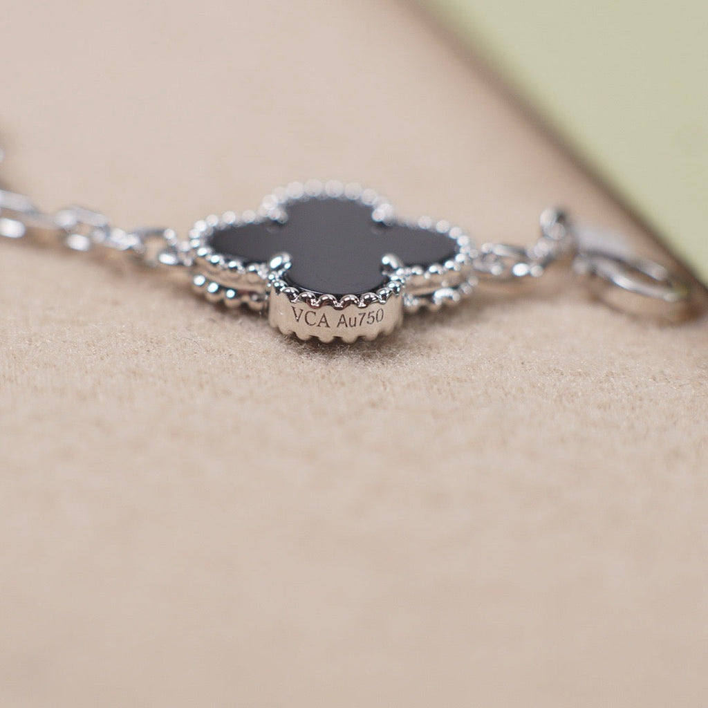 New CLOVER 5 MOTIF ONYXS BRACELET COLLECTION