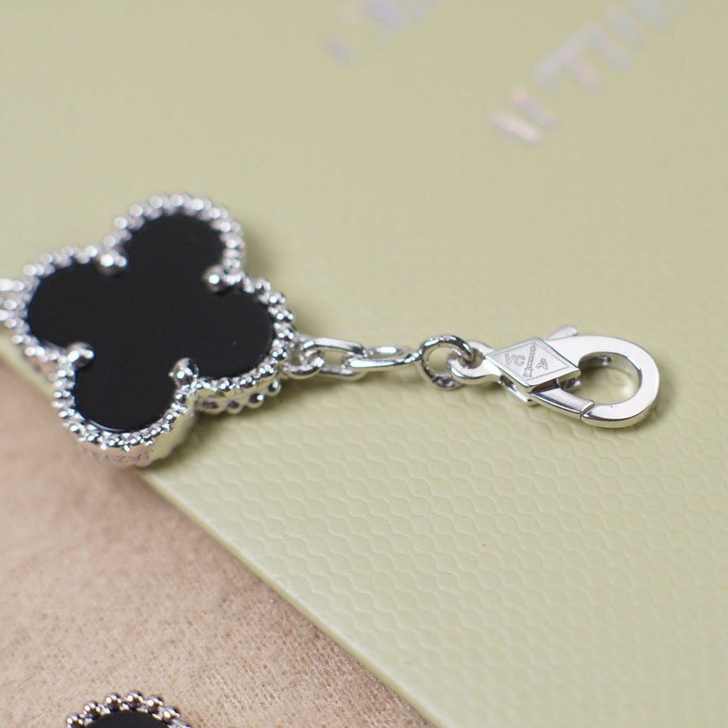 New CLOVER 5 MOTIF ONYXS BRACELET COLLECTION
