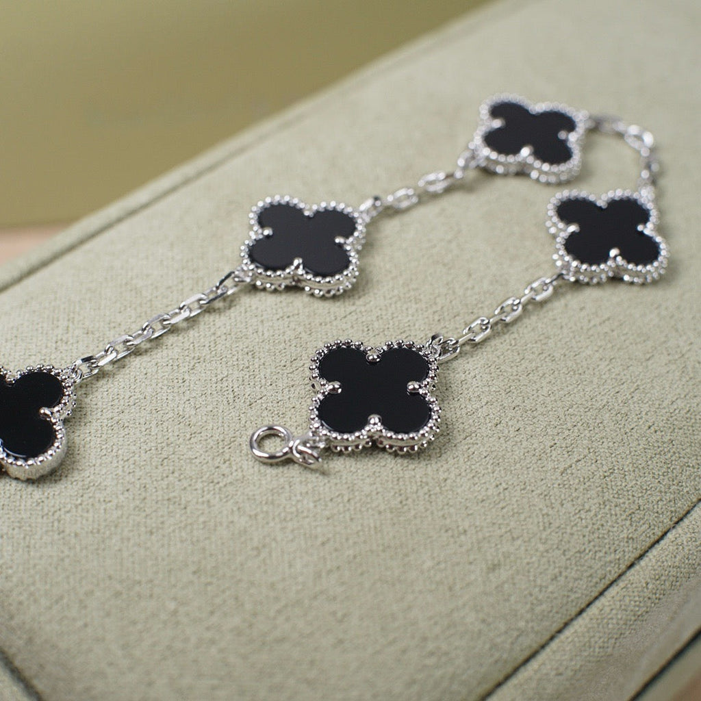 New CLOVER 5 MOTIF ONYXS BRACELET COLLECTION
