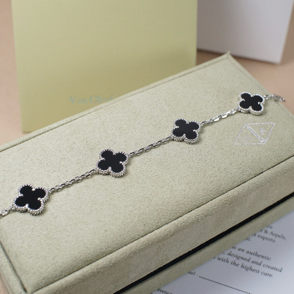 New CLOVER 5 MOTIF ONYXS BRACELET COLLECTION