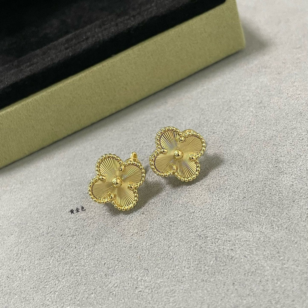 CLOVER MEDIUM STUD EARRINGS