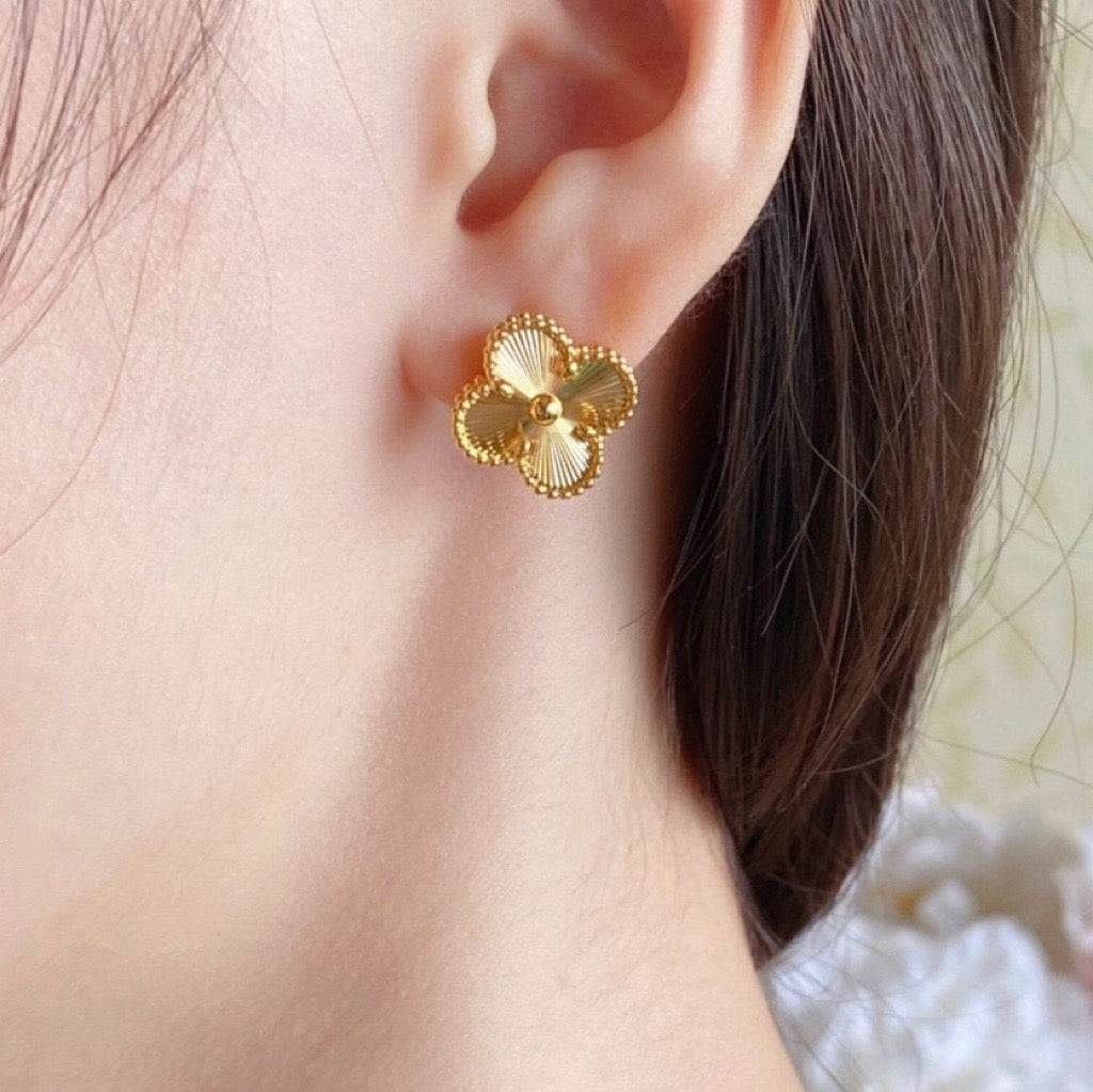 CLOVER MEDIUM STUD EARRINGS