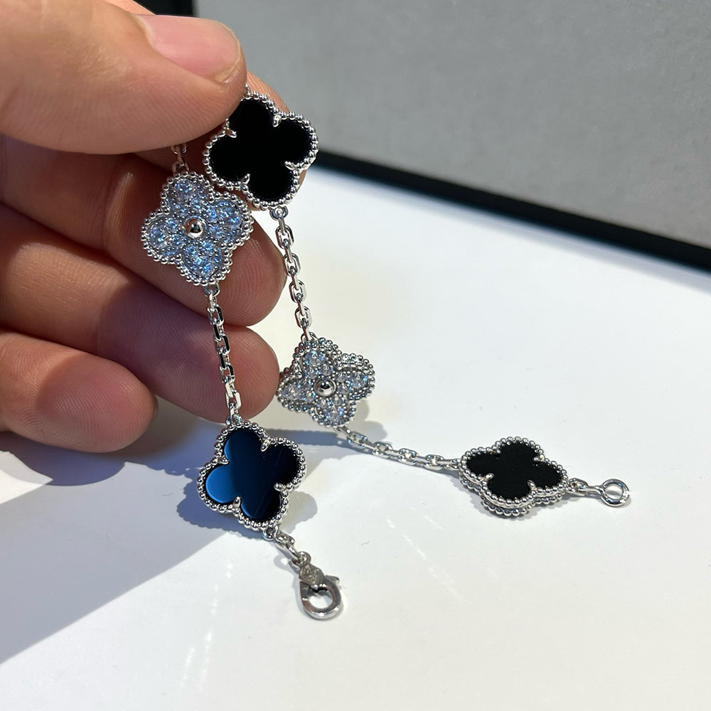 New CLOVER 5 MOTIF ONYXS BRACELET COLLECTION