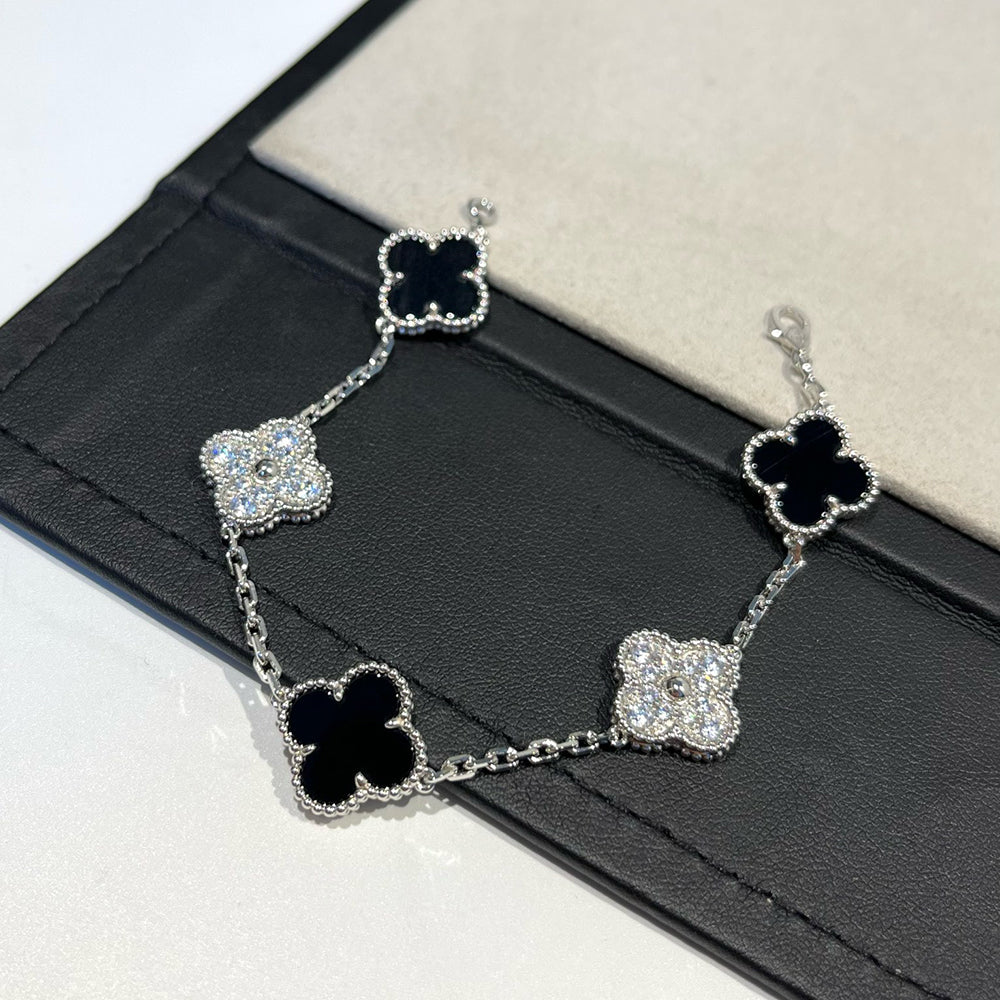 New CLOVER 5 MOTIF ONYXS BRACELET COLLECTION
