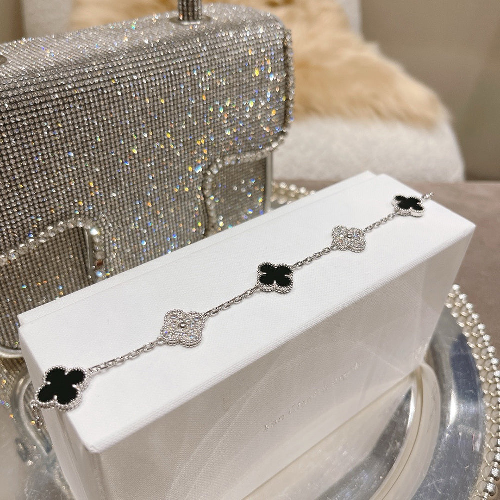 New CLOVER 5 MOTIF ONYXS BRACELET COLLECTION