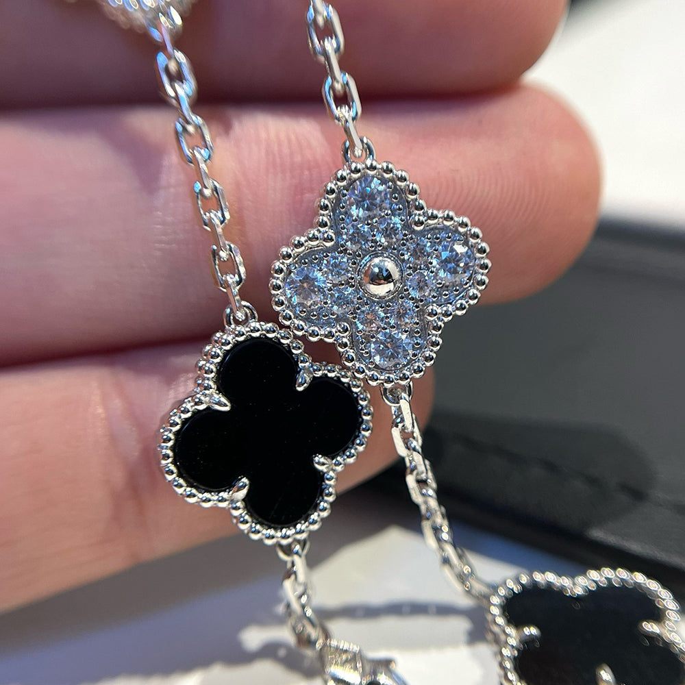 New CLOVER 5 MOTIF ONYXS BRACELET COLLECTION