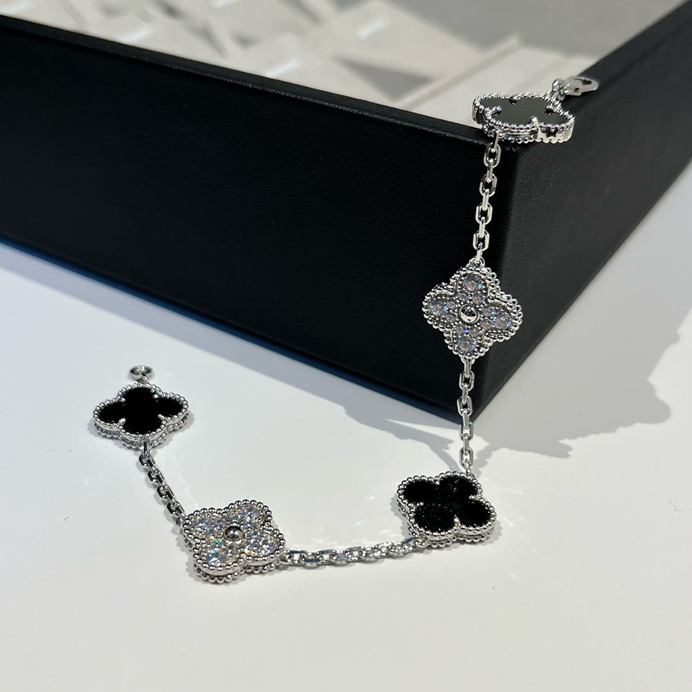 New CLOVER 5 MOTIF ONYXS BRACELET COLLECTION