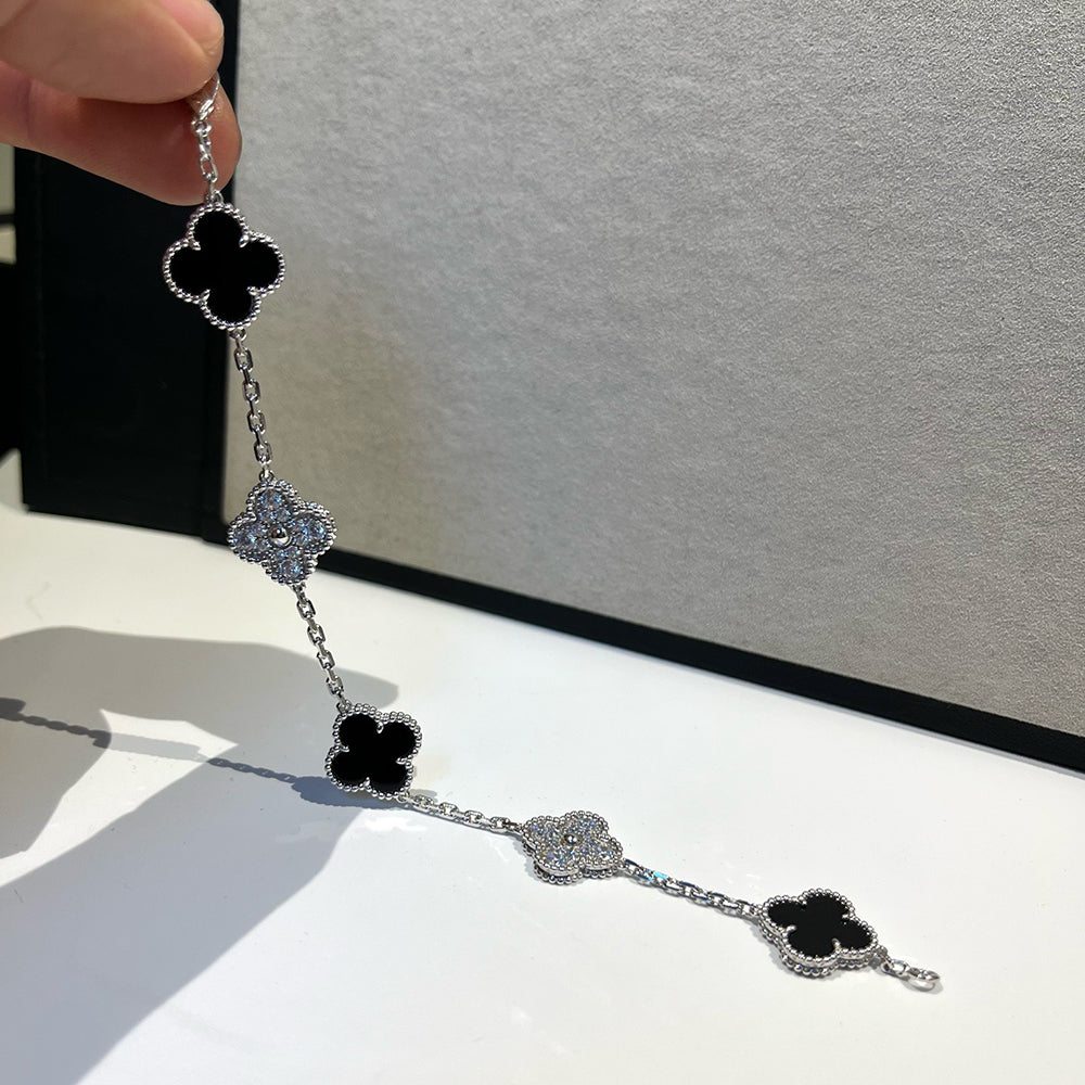 New CLOVER 5 MOTIF ONYXS BRACELET COLLECTION