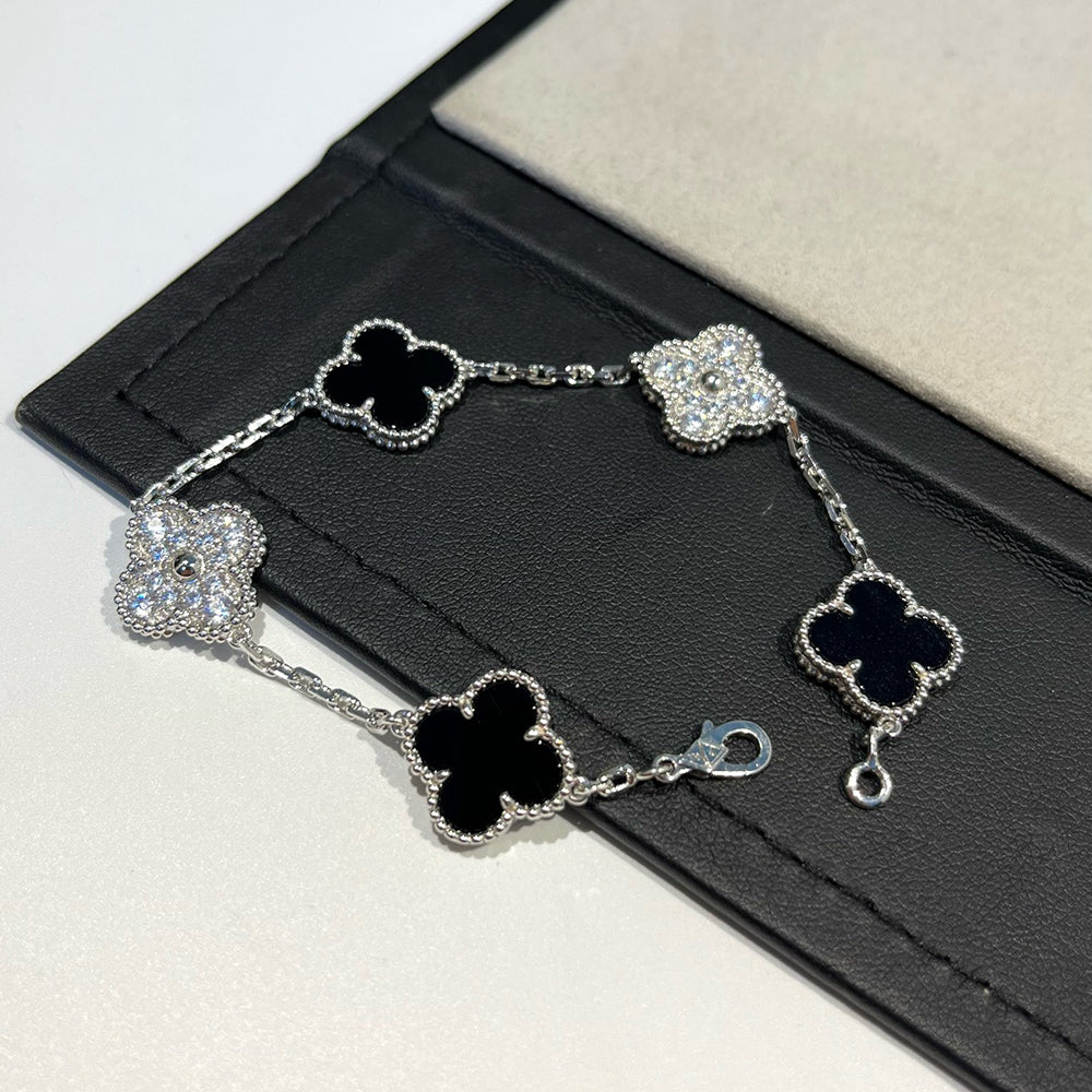 New CLOVER 5 MOTIF ONYXS BRACELET COLLECTION